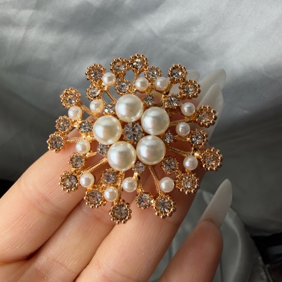 Elegant Gold and Pearl Brooch - Picture 9 of 11